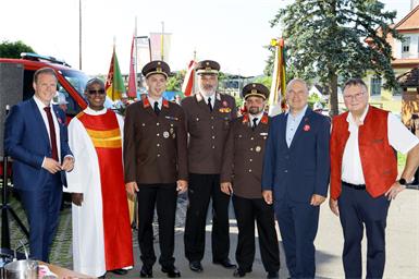 Fabio Halb, Dechant Martin-Ralph Kalu, Feuerwehrkommandant Christoph Kahr, Landesfeuerwehrkommandant Franz Kropf, Feuerwehrkommandant-Stellvertreter Roland Baumgartner, Mario Trinkl und Bürgermeister Franz Josef Kern. 