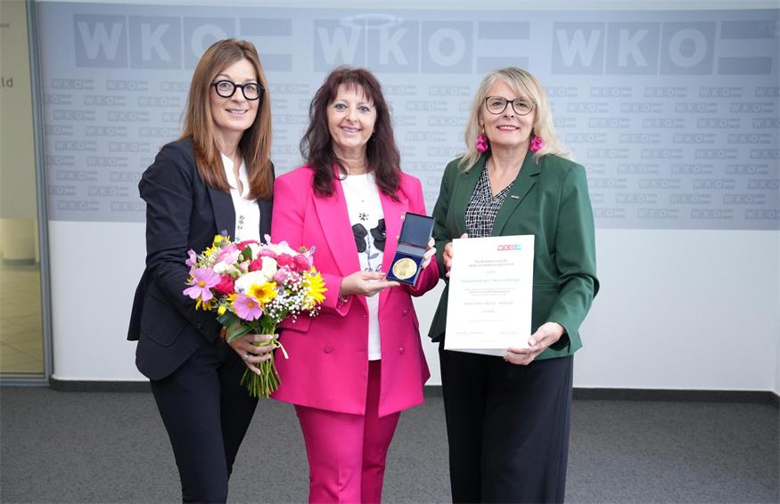 Fachgruppengeschäftsführerin Marlene Wiedenhofer (l.) und Landesinnungsmeisterin Michaela Eckhardt (r.) gratulierten Martina Mohapp zur Auszeichnung.