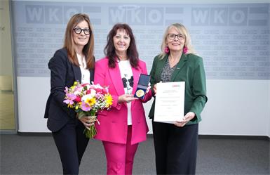 Fachgruppengeschäftsführerin Marlene Wiedenhofer (l.) und Landesinnungsmeisterin Michaela Eckhardt (r.) gratulierten Martina Mohapp zur Auszeichnung.