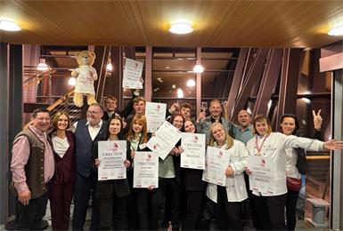 Fachgruppenobmann Matthias Mirth, Spartengeschäftsführerin Natascha Kummer, Fachgruppengeschäftsführer Franz Perner, Sebastian Trimmel, Alexa Stella Hende, Jahn Schwehn, Leonie Gigler, Valeriia Mokretsova, Dominik Rieger, Nicole Reithofer, Landesausbildungsexperte Simon Tury, Emely Halwax, Philipp Szemes, Anja Kübler und Sylvia Unger (v. l.) freuen sich über die tollen Erfolge bei den „juniorSkills Austria“.