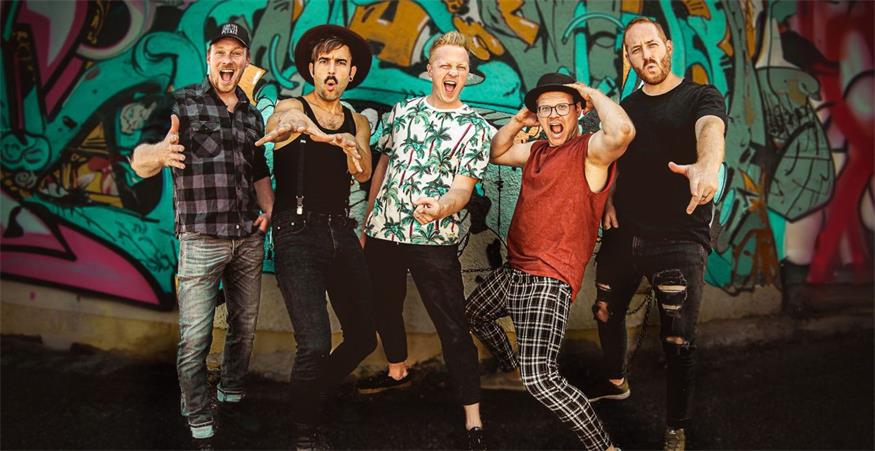 Fäaschtbänkler. Für ihre musikalische Exzellenz und auch für ihren einzigartigen Humor und ihre schlagfertigen Texte bekannt.