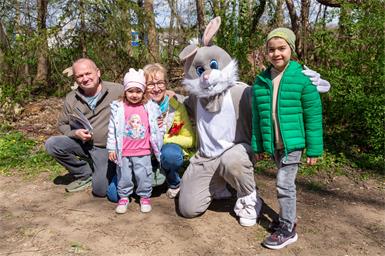 Familie Radosztics posierten für ein Foto mit dem Osterhasen. 