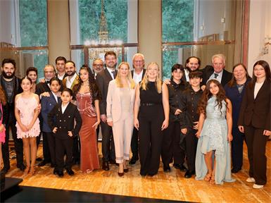 Familie Weintritt und viele Künstler freuten sich über den gelungenen Abend im Schloss. 