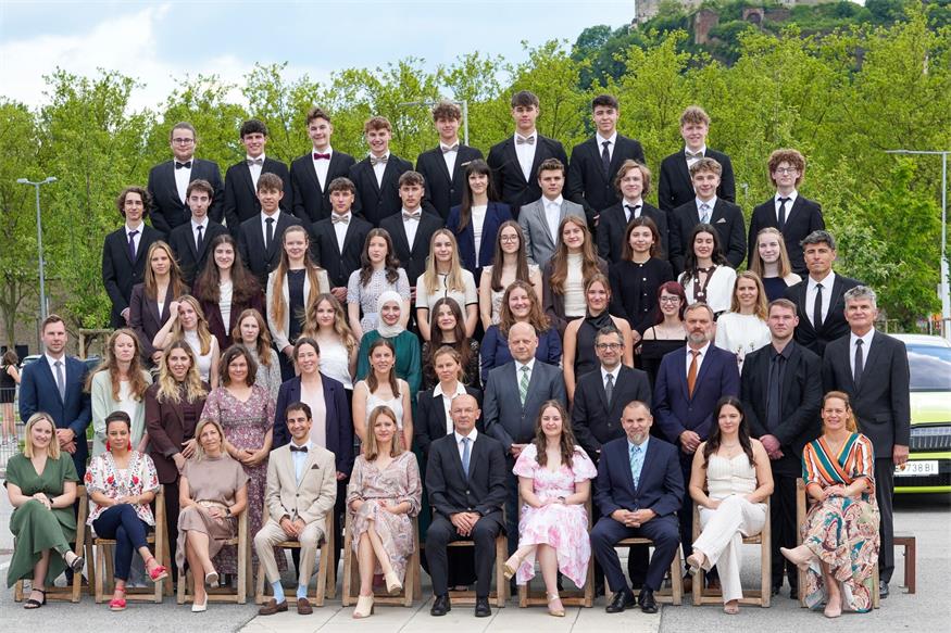 Feierliche Verabschiedung der Maturantinnen und Maturanten unter der  weißen Fahne .
