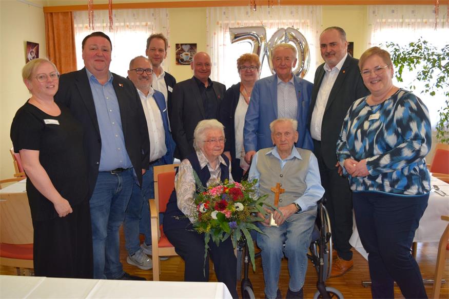 Feierten 70 Ehejahre. Sene Cura-Pflegedienstleiterin Melanie Sonnleitner, Landtagsabgeordneter Roman Kainrath, Bürgermeister Christian Balogh (Nikitsch), Sene Cura-Regionalleiter Michael Pinz, Bürgermeister Andreas Tremmel (Kobersdorf), Tochter Inge mit Gatte Erich Geider, Landeshauptmann Hans Peter Doskozil und Sene Cura-Hausleiterin Bettina Balogh mit dem Jubelpaar Maria und Franz Kindler.