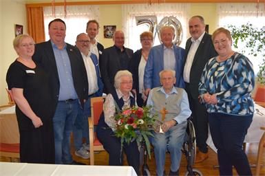 Feierten 70 Ehejahre. Sene Cura-Pflegedienstleiterin Melanie Sonnleitner, Landtagsabgeordneter Roman Kainrath, Bürgermeister Christian Balogh (Nikitsch), Sene Cura-Regionalleiter Michael Pinz, Bürgermeister Andreas Tremmel (Kobersdorf), Tochter Inge mit Gatte Erich Geider, Landeshauptmann Hans Peter Doskozil und Sene Cura-Hausleiterin Bettina Balogh mit dem Jubelpaar Maria und Franz Kindler.