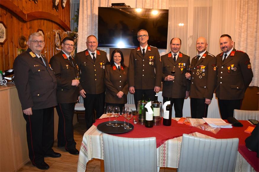 Feierten mit. Abschnittskommandant Andreas Weigl, Kommandant Rajmond Balogh, Kommandant-Stellvertreter Alexander Haas, Mathilde Berlakovich, Roland Fischer, Vizebürgermeister Helmut Orisich, Stefan Biricz und Roman Berlakovich. 