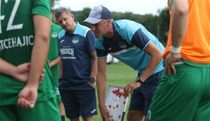 Feinjustierung am Spielfeldrand: Trainer Alois Höller gab beim Gastspiel in ZSP an der Taktiktafel in der Halbzeit Anweisungen. Das fruchtete, sein Team gewann am Ende 6:1. 