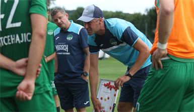 Feinjustierung am Spielfeldrand: Trainer Alois Höller gab beim Gastspiel in ZSP an der Taktiktafel in der Halbzeit Anweisungen. Das fruchtete, sein Team gewann am Ende 6:1. 