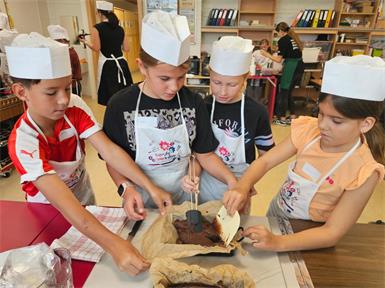 Ferdinand, Valerie, Lina und Nora machten Brownies.