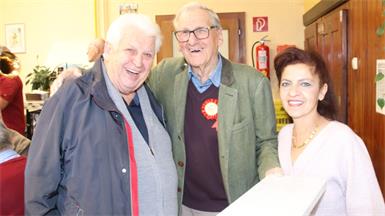 Fery Schweiger (M.) mit Stefan Ochs und Wirtin Dani Arslan.