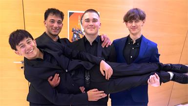 Fesch gemacht hatten sich die Schüler der Kurzwiese Eisenstadt um beim Schulball zum Thema "Grand Prix" einen "letzten Boxenstopp" vor der Matura einzulegen.