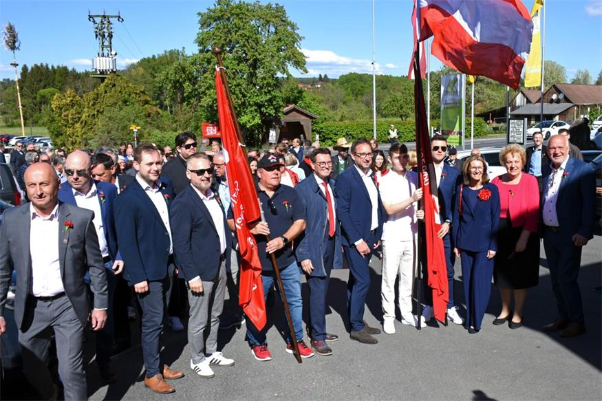 Festzug mit Fahnenträgern 