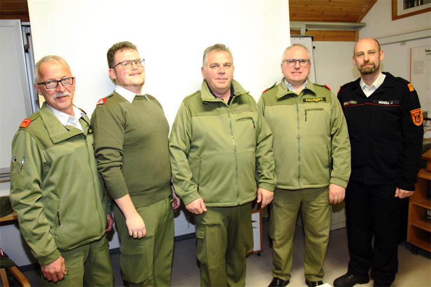 Feuerwehr-Kommandantstellvertreter Martin Horvath, Verwalter Johannes Winterer, Bürgermeister Manfred Degendorfer, Feuerwehrkommandant Klaus Kallinger und Abschnittsfeuerwehrkommandant Josef Schöll bei der Jahreshauptdienstbesprechung.