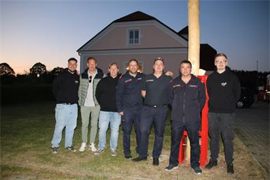 Feuerwehr und Burschenschaft – im Bild (v.l.) Nicolas Erhardt, Ortsvorsteher Martin Reiter, Mike Gampl, Kommandant Eric Supper, Raphael Paul, Jürgen Schlögl und Gabriel Schlögl – luden zum Feiern nach dem Maibaumaufstellen ein.