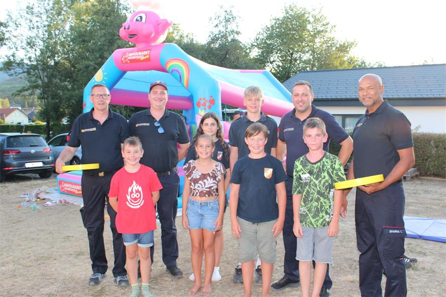 Feuerwehrkirtag in Rattersdorf. Markus Schlögl, Paul Raphael, Gneis Dominik, Kommandant Eric Supper, Tarun Sharma, Jonas Schlögl, Sarah Stampf, Elisa Müller, Frederik Kainer und Julian Schlögl waren mit dabei. 