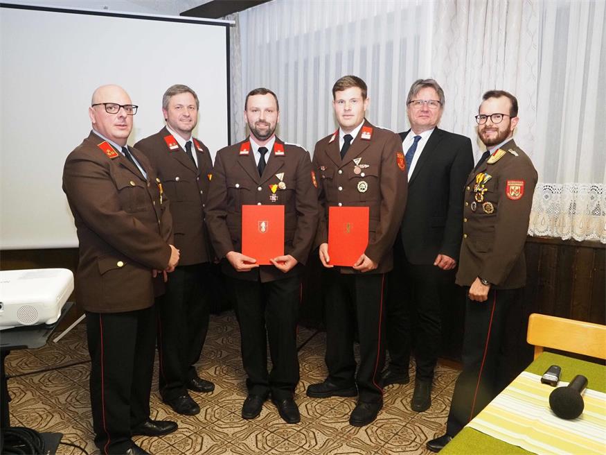 Feuerwehrkommandant Johannes Welles, Vizebürgermeister Oliver Biringer, Bürgermeister Alexander Rüdiger Knaak und Abschnittskommandant Sebastian Taschner bei der Ehrung von Robert Pichler und Stefan Sauerzapf. Die beiden wurden für ihren Einsatz im Katastrophenhilfsdienst (KHD) in Oberwart während der Hochwasserkatastrophe im Juni 2024 mit der Einsatzmedaille des Burgenländischen Landesfeuerwehrverbandes ausgezeichnet.