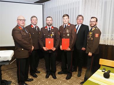 Feuerwehrkommandant Johannes Welles, Vizebürgermeister Oliver Biringer, Bürgermeister Alexander Rüdiger Knaak und Abschnittskommandant Sebastian Taschner bei der Ehrung von Robert Pichler und Stefan Sauerzapf. Die beiden wurden für ihren Einsatz im Katastrophenhilfsdienst (KHD) in Oberwart während der Hochwasserkatastrophe im Juni 2024 mit der Einsatzmedaille des Burgenländischen Landesfeuerwehrverbandes ausgezeichnet.