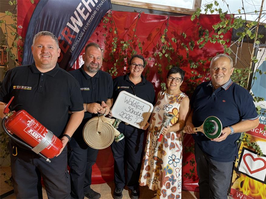 Feuerwehrkommandant-Stellvertreter Daniel Zieserl, Feuerwehrkommandant Wilhelm Stipsits, Feuerwehr-Verwalterin Cindy Grandits, Monika Fank und Bürgermeister Andreas Grandits vor der Feuerwehr-Foto-Ecke.