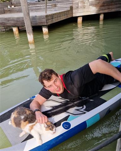 Feuerwehrmann Adrian Schennet mit der geretteten Katze.