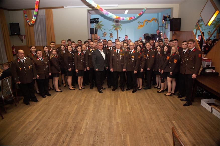 Feuerwehrmitglieder aus Weppersdorf sowie aus den umliegenden Gemeinden Oberpullendorf, Markt St. Martin und Tulln beim Feuerwehrball, gemeinsam mit Kommandant Klaus Kallinger, Bürgermeister Manfred Degendorfer und Abschnittsfeuerwehrkommandant Josef Schöll.
