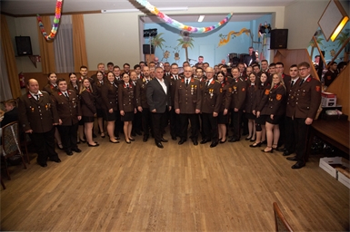 Feuerwehrmitglieder aus Weppersdorf sowie aus den umliegenden Gemeinden Oberpullendorf, Markt St. Martin und Tulln beim Feuerwehrball, gemeinsam mit Kommandant Klaus Kallinger, Bürgermeister Manfred Degendorfer und Abschnittsfeuerwehrkommandant Josef Schöll.