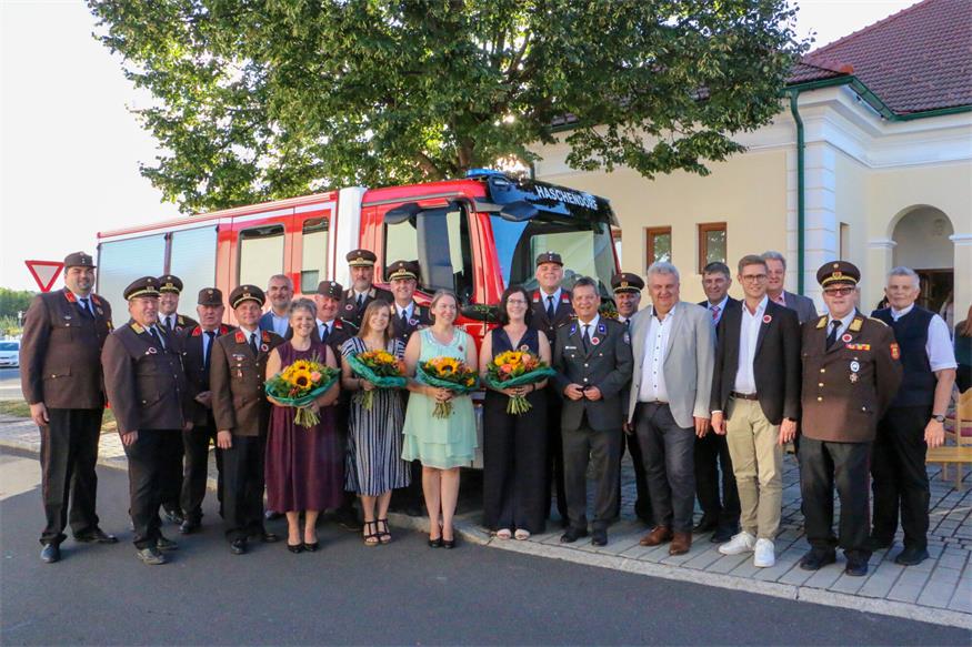 Feuerwehrmitglieder rund um den Kommandant der Freiwilligen Feuerwehr Haschendorf Michael Schlaffer mit den Fahrzeugpatinnen des neuen Tanklöschfahrzeuges und allen Ehrengästen bei der Fahrzeugsegnung.
