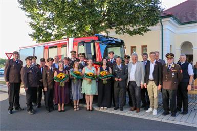 Feuerwehrmitglieder rund um den Kommandant der Freiwilligen Feuerwehr Haschendorf Michael Schlaffer mit den Fahrzeugpatinnen des neuen Tanklöschfahrzeuges und allen Ehrengästen bei der Fahrzeugsegnung.