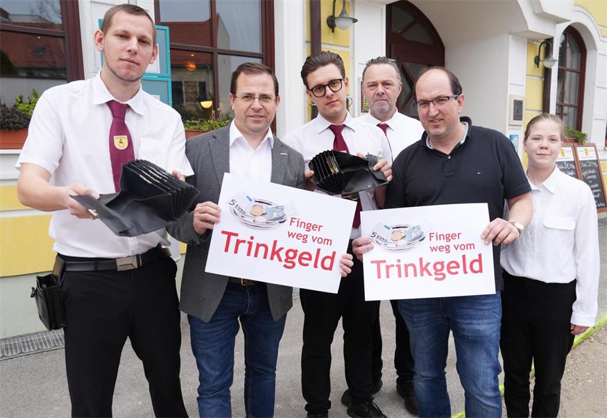 „Finger weg vom Trinkgeld!“ Wirtschaftskammer-Präsident Andreas Wirth (2.v.l.) und Jochen Lehner (2.v.r.), Chef des „Haydnbräu“ in Eisenstadt, mit Mitarbeitern. 