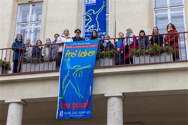 „Flagge zeigen gegen Gewalt“. Zum Auftakt der Aktionstage kamen die Einrichtungen des Landes und Vertreterinnen und Vertreter der Polizei am Landhaus-Balkon zusammen.