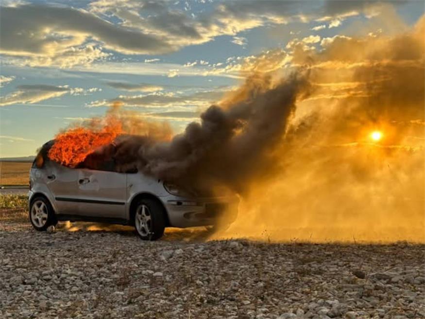 Flammen schlagen aus dem Auto - jetzt muss die Feuerwehr rasch eingreifen.