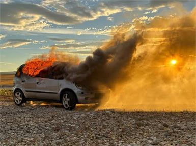 Flammen schlagen aus dem Auto - jetzt muss die Feuerwehr rasch eingreifen.