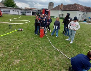 Fleißig gepumpt wurde an der Handfeuerwehrspritze.