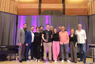 Flo & Wisch neben Michaela Obertscheider, Juror Alexander Peskador, Finalist Roland Otto Bauschenberger, Juror Josef Kratky, Finalistin Mona Kospach, Juror Philipp Wagner, Rainer Plöderer und Jurorin Julia Pauss. 