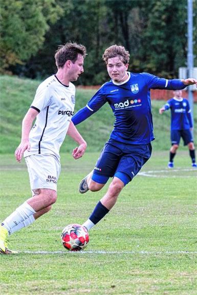 Florian Kucher (r.) schnürte beim 9:1-Kantersieg einen Viererpack und ließ Thomas Rauhofer (l.) und dessen Elf keine Chance.