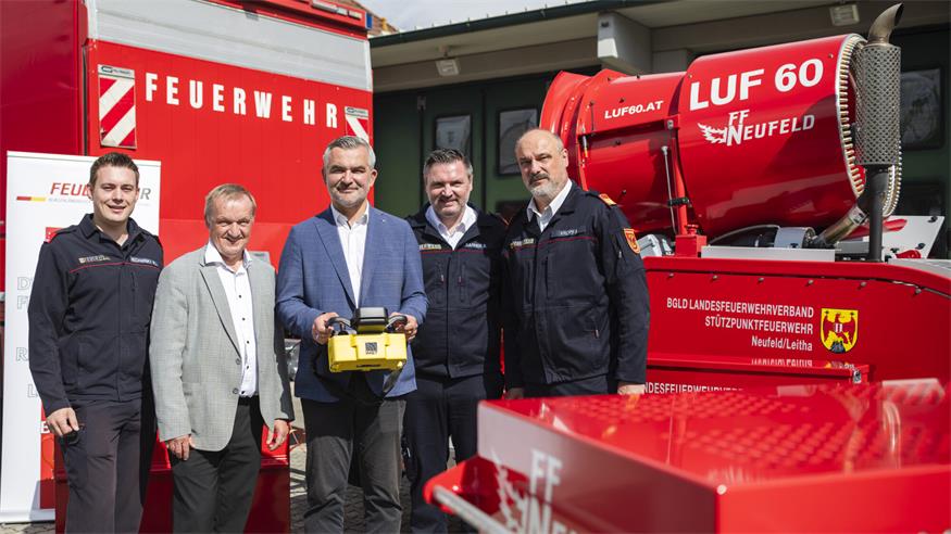 Florian Nechansky von der FF Neufeld, Bürgermeister Michael Lampel, Landesrat Heinrich Dorner, Landesfeuerwehrdirektor Sven Karner und Landesfeuerwehrkommandant Franz Kropf bei der Vorführung des LUF 60.