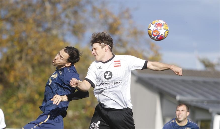Flugstunden erteilt! Philipp Huszar (r.) und der SC Gattendorf zeigten dem ASV Steinbrunn (l. Philip März) seine Grenzen auf und siegten mit 2:0.