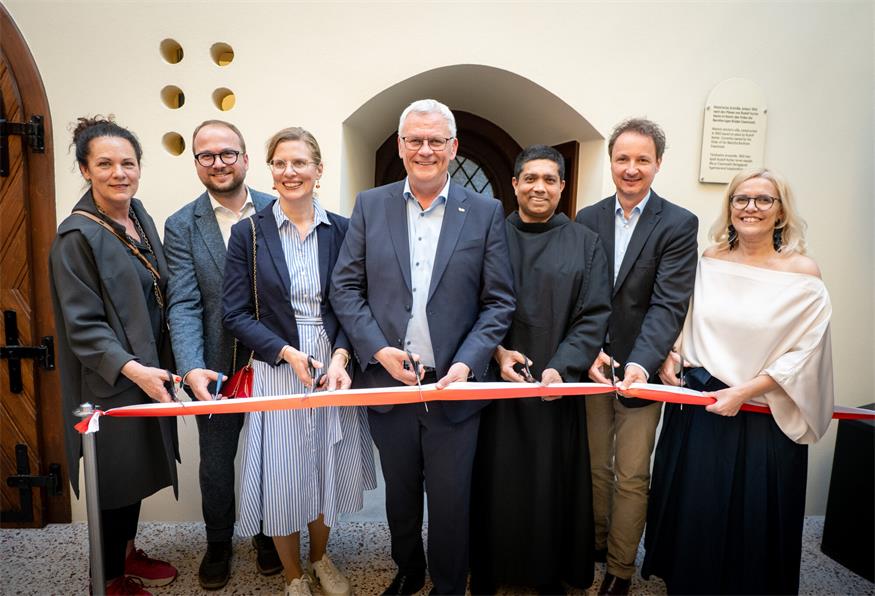 Foto: Bürgermeister Thomas Steiner gemeinsam mit der 2. Vizebürgermeisterin Charlotte Toth-Kanyak (l.), dem 1. Vizebürgermeister Istvan Deli (2.v.l.), Landeshauptmann-Stv. Anja Haider-Wallner und der Projektleiterin Heike Kroemer (r.) sowie den Eigentümervertretern Bruder Jobino Matthew und Primarius Dr. Martin Wehrschütz (2.v.r.) bei der Eröffnung der Stadtvilla.