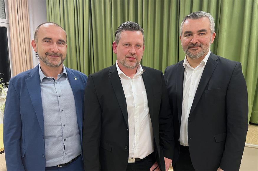 Foto v. l.: Bürgermeister Harald Kahr, Ortsparteiobmann Markus Kalchbrenner, und Landesrat Heinrich Dorner.