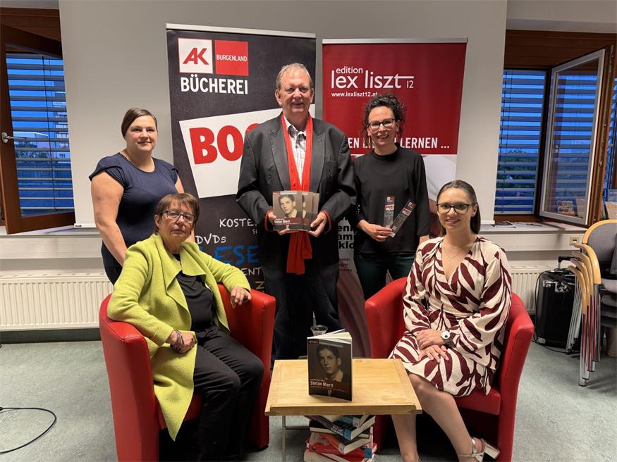 Foto v. l.: Carina Graf (AK-Bücherei), Christine Heindl (Lektorin), Horst Horvath (Verlagsleiter), Silke Rois (AK-Büchereileiterin), Angelika Bayer-Miertl (Autorin).