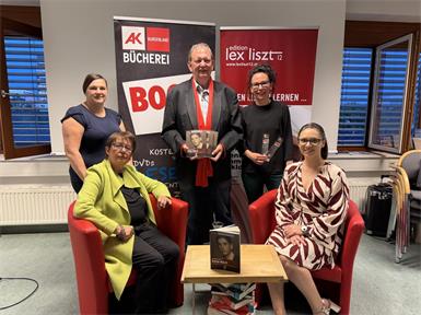 Foto v. l.: Carina Graf (AK-Bücherei), Christine Heindl (Lektorin), Horst Horvath (Verlagsleiter), Silke Rois (AK-Büchereileiterin), Angelika Bayer-Miertl (Autorin).