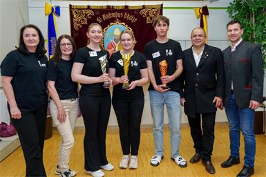 Foto v. l.: Claudia Scherz (Fachgruppengeschäftsführerin Lebensmittelgewerbe), Evelyne Goldenits (Landesinnungsmeisterin der Konditoren), Alina Kicker (Zweitplatzierte), Julia Ehrnhöfer (Siegerin), Leon Edelbacher (Drittplatzierter), Hannes Schwarzlmüller (Landesinnungsmeister Niederösterreich) und Mst. Robert Gansfuss (Juror)