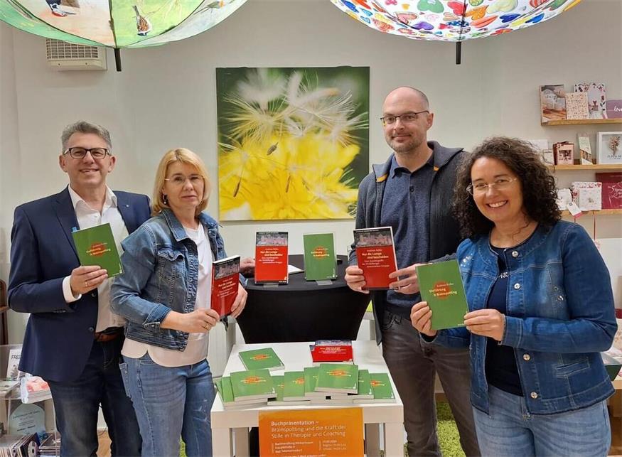 Foto v. l.: Heinz Gyaky, Sandra Gyaky, Andreas Kollar und Beatrix Bojarra mit dem ersten und dem zweiten Band des Psychologen.