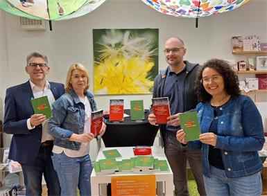 Foto v. l.: Heinz Gyaky, Sandra Gyaky, Andreas Kollar und Beatrix Bojarra mit dem ersten und dem zweiten Band des Psychologen.