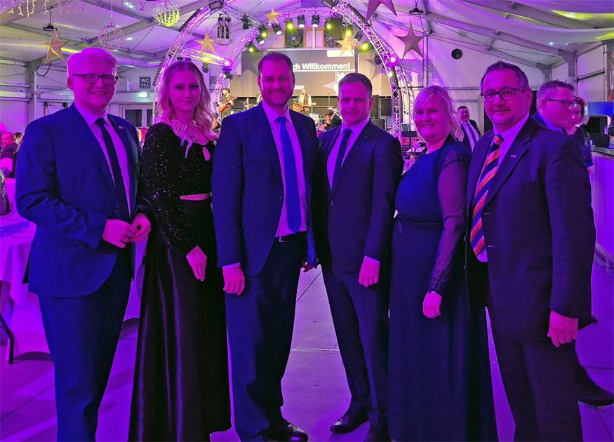 Foto v. l.: Jens Willgruber, Julia Ebenberger, Christian Sagartz, Philipp Kohl, Eva Winkler und Josef Kropf begrüßten die Gäste am Ball.