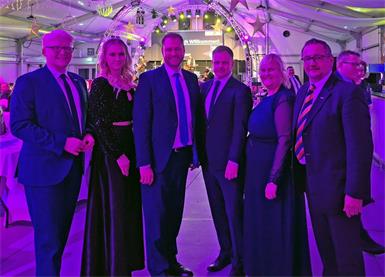 Foto v. l.: Jens Willgruber, Julia Ebenberger, Christian Sagartz, Philipp Kohl, Eva Winkler und Josef Kropf begrüßten die Gäste am Ball.
