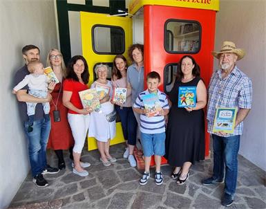 Foto v. l.: Markus und Julia Dunst mit Sohn, Vizebürgermeisterin Cornelia Kedl-Oswald, Barbara Hedrich, Natascha Feibel, Margit Seier, Michael Feibel, Jasmin Feibel und Ernst Hedrich.