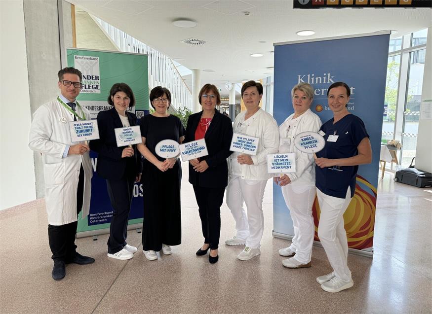 Foto v. l.: Primarius Ernst P. Prethaler (Leiter der Abteilung für Kinder- und Jugendheilkunde mit Neonatologie), Petra Weber (Organisationsteam), Heidemarie Wagner (Stv. Stationsleitung), Eva Mosar-Mischling (Präsidentin BKKÖ), Gabriele Miklos (Stv. Pflegedirektorin), Verena Lackner (Bereichsleiterin Pflege operative Fachrichtungen) und Brigitte Wagner (Stationsleitung).