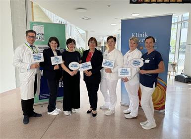 Foto v. l.: Primarius Ernst P. Prethaler (Leiter der Abteilung für Kinder- und Jugendheilkunde mit Neonatologie), Petra Weber (Organisationsteam), Heidemarie Wagner (Stv. Stationsleitung), Eva Mosar-Mischling (Präsidentin BKKÖ), Gabriele Miklos (Stv. Pflegedirektorin), Verena Lackner (Bereichsleiterin Pflege operative Fachrichtungen) und Brigitte Wagner (Stationsleitung).