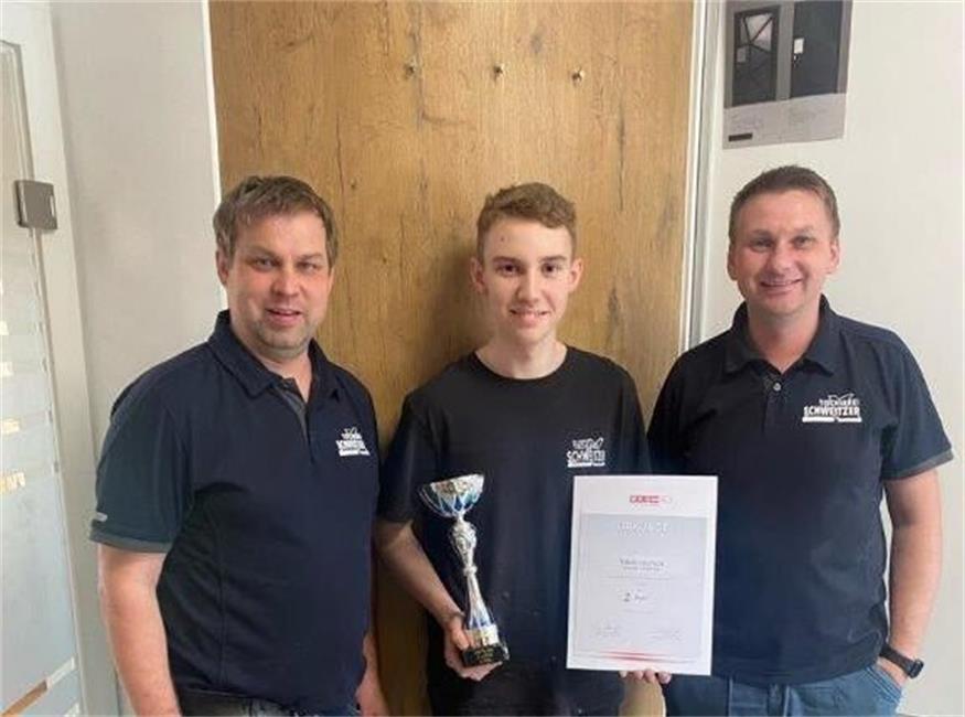 Foto v. l.: Tischlermeister Andreas Schweitzer, Tobias Deutsch, Tischlermeister Stefan Schweitzer.